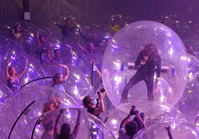 Bosen nonton konser virtual? Sekarang ada inovasi bubble konser, bro! Simak selengkapnya di sini!